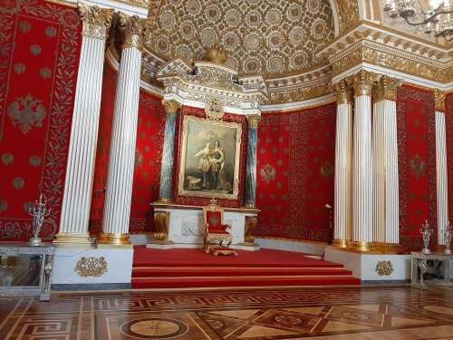 Ущерб на века: как попытка сделать селфи обернулась для посетителя Эрмитажа судом и счетом на реставрацию