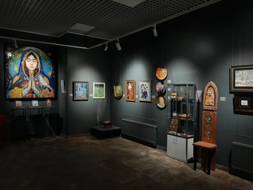 Стеклянная летопись Прикамья: путешествие в мир эмали, мозаики и витража